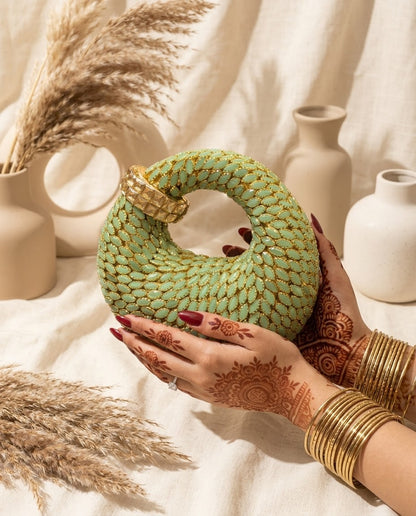 Kundun Clutch with Chain