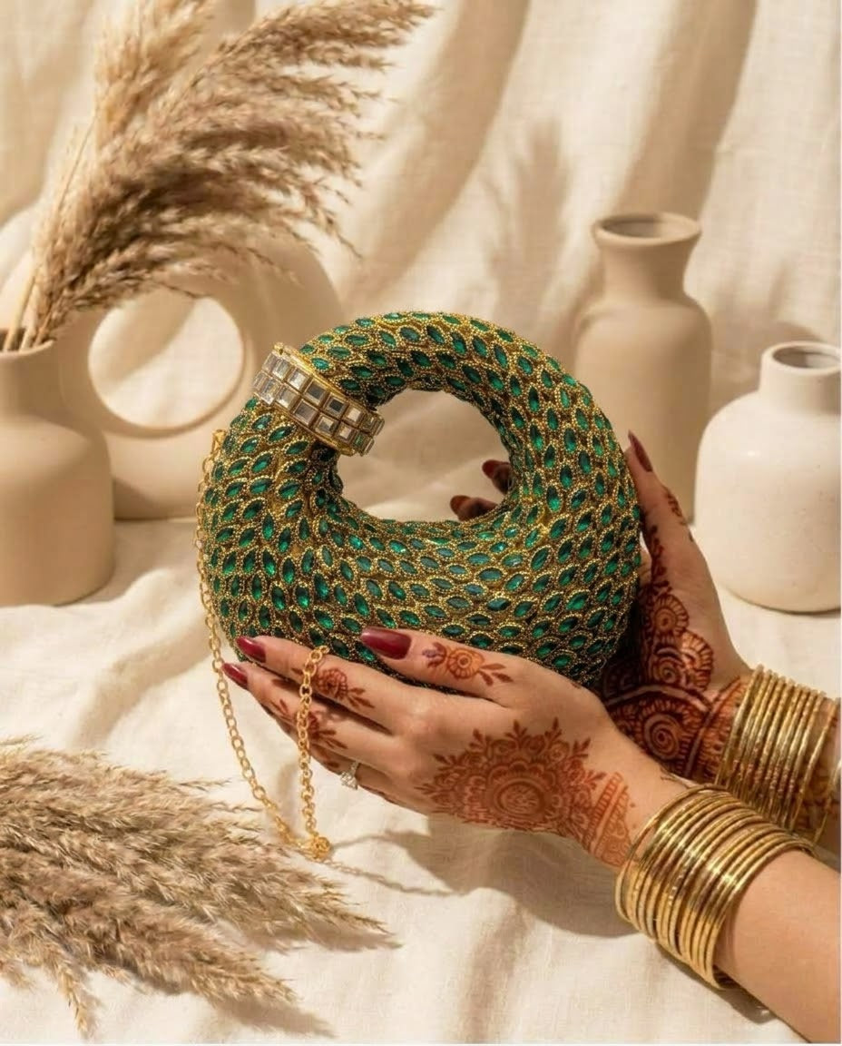 Kundun Clutch with Chain
